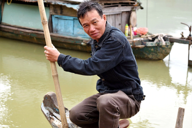 Người lái đò bỏ việc không đành vì "lo bọn trẻ thất học, khổ cả đời"