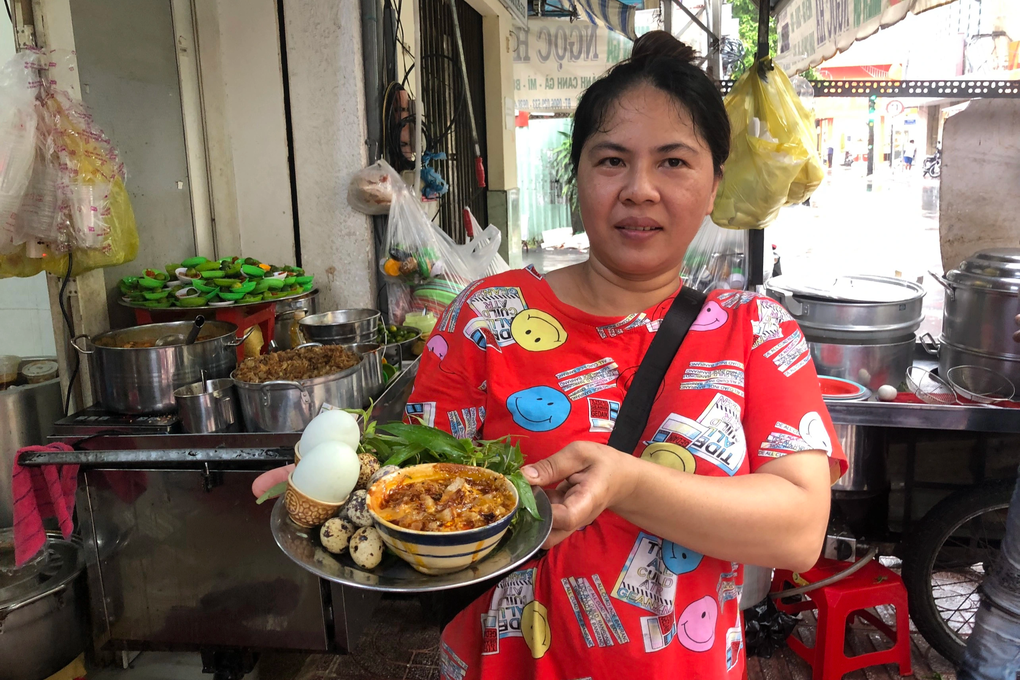 Mua nhà tiền tỷ với quán trứng vịt lộn bán hơn 4.000 quả mỗi ngày - 1 Mua nhà tiền tỷ với quán trứng vịt lộn bán hơn 4.000 quả mỗi ngày - 1
