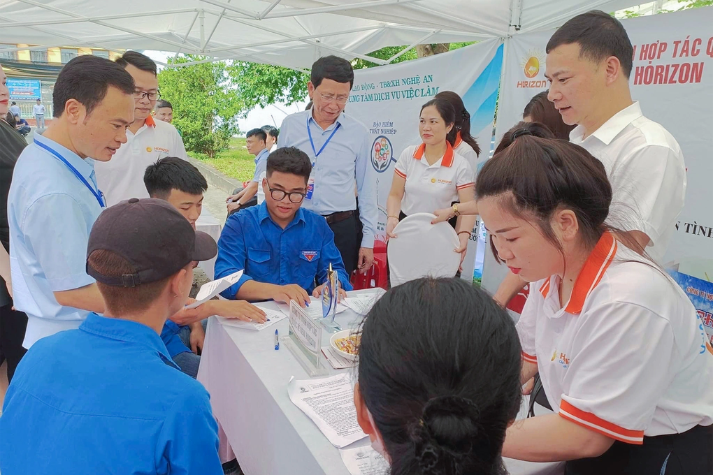 Giải quyết việc làm vượt chỉ tiêu, lao động đi nước ngoài chiếm hơn một nửa - 2