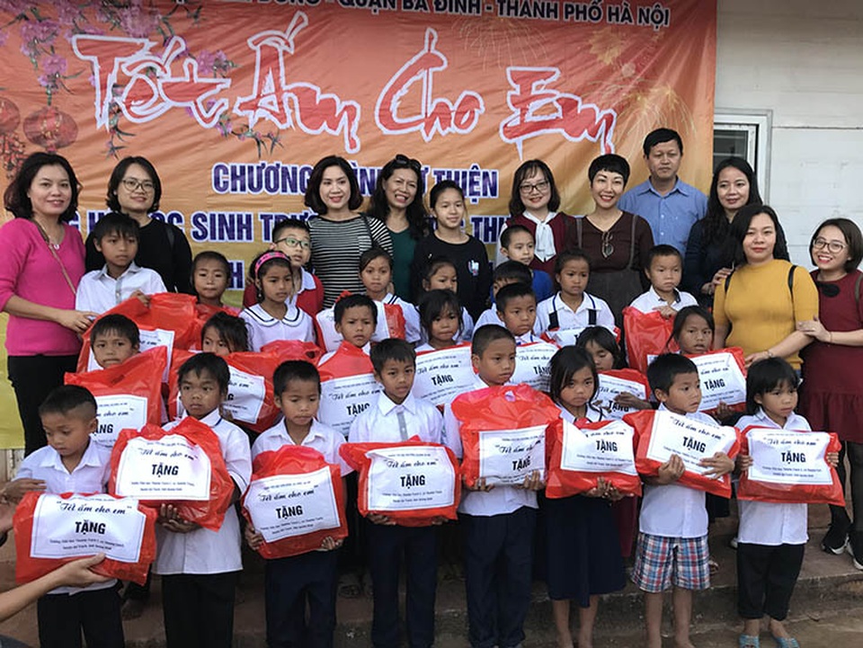 Chương trình “Tết ấm cho em” tặng quà gần 70 triệu đồng cho học sinh vùng biên - 1 Chương trình “Tết ấm cho em” tặng quà gần 70 triệu đồng cho học sinh vùng biên - 1