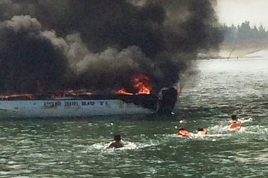 Ca nô du lịch cháy rụi ở Hội An