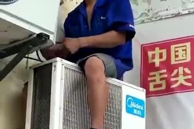 Người thợ sửa điều hòa “gây sốt” cư dân mạng vì giống hệt tỷ phú Jack Ma
