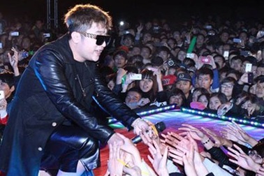 Nghệ sĩ hát “nhạc rác” bị tạm cấm biểu diễn?