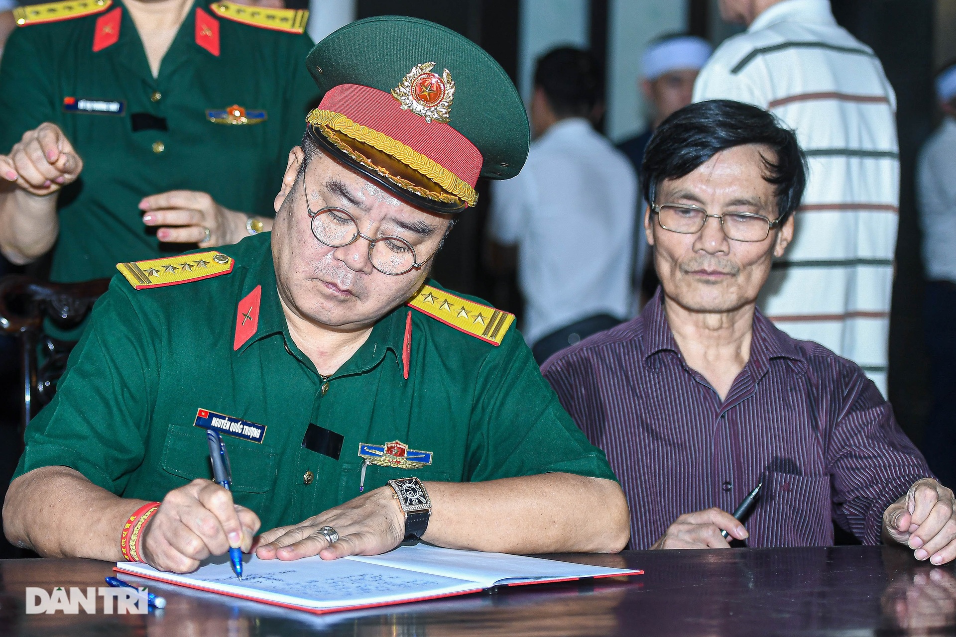 Đạo diễn Trần Lực bật khóc tiễn biệt bố - NSND Trần Bảng - 6 Đạo diễn Trần Lực bật khóc tiễn biệt bố - NSND Trần Bảng - 6