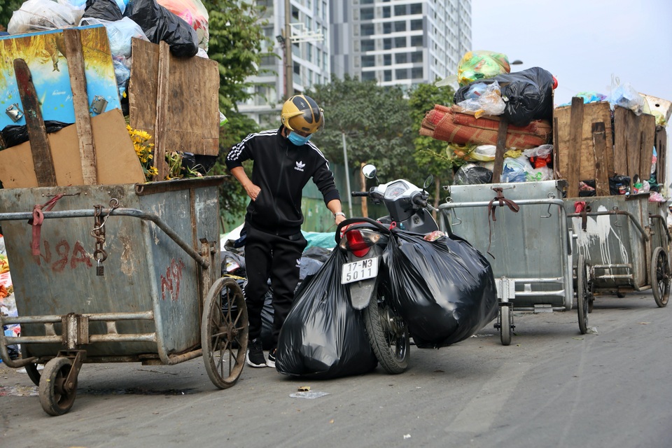 Hà Nội: Rác ngập ngụa nhiều tuyến phố, lãnh đạo phường nhức hết cả đầu! - 10 Hà Nội: Rác ngập ngụa nhiều tuyến phố, lãnh đạo phường nhức hết cả đầu! - 10