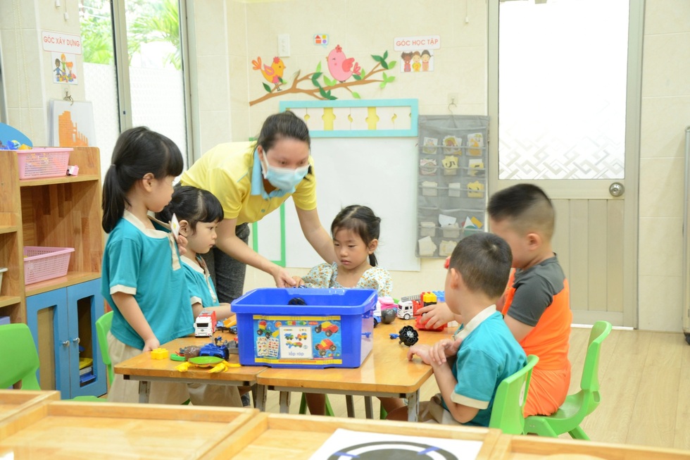 Đeo còng giấy vào tay kể tội trẻ: Vượt quá giới hạn của hài hước, câu view - 3 Đeo còng giấy vào tay kể tội trẻ: Vượt quá giới hạn của hài hước, câu view - 3