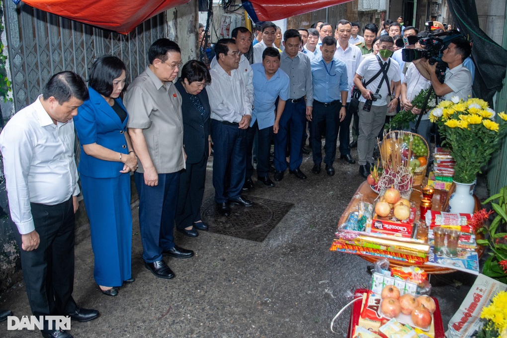 Chủ tịch Quốc hội thị sát hiện trường vụ cháy chung cư mini - 2 Chủ tịch Quốc hội thị sát hiện trường vụ cháy chung cư mini - 2