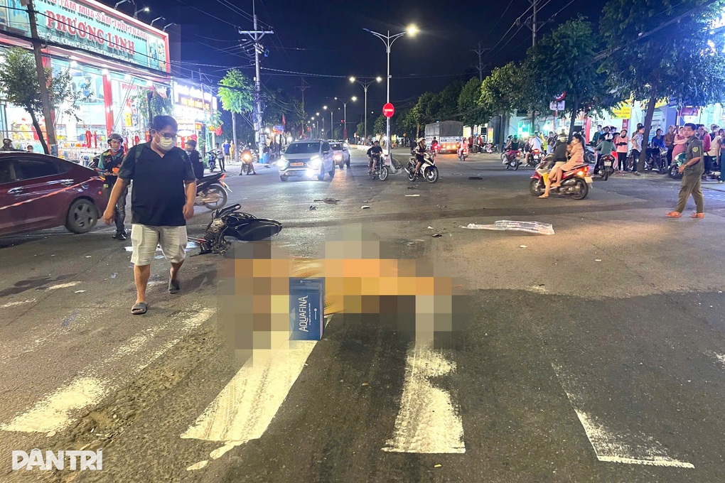 Xe máy văng bánh trước, thiếu niên 16 tuổi tử vong ở TPHCM - 1 Xe máy văng bánh trước, thiếu niên 16 tuổi tử vong ở TPHCM - 1