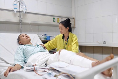 Dập nát chân do cuốn vào máy gặt, người bố 3 con xin “cắt chân cho đỡ khổ”