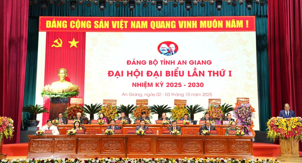 General Phan Van Giang nahm an der Eröffnung des 1.-3. Parteikongresses der Provinz An Giang teil Đại tướng Phan Văn Giang dự khai mạc Đại hội Đảng bộ tỉnh An Giang lần I - 3