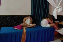 Bắt quả tang 4 cặp nam nữ "mây mưa" tại tiệm massage