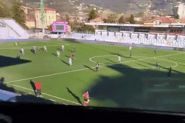 Pha bắt vô lê ghi bàn từ khoảng cách hơn 70m của cầu thủ ở Serie B