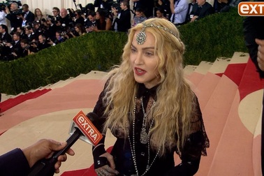 Madonna tươi tắn trả lời phỏng vấn