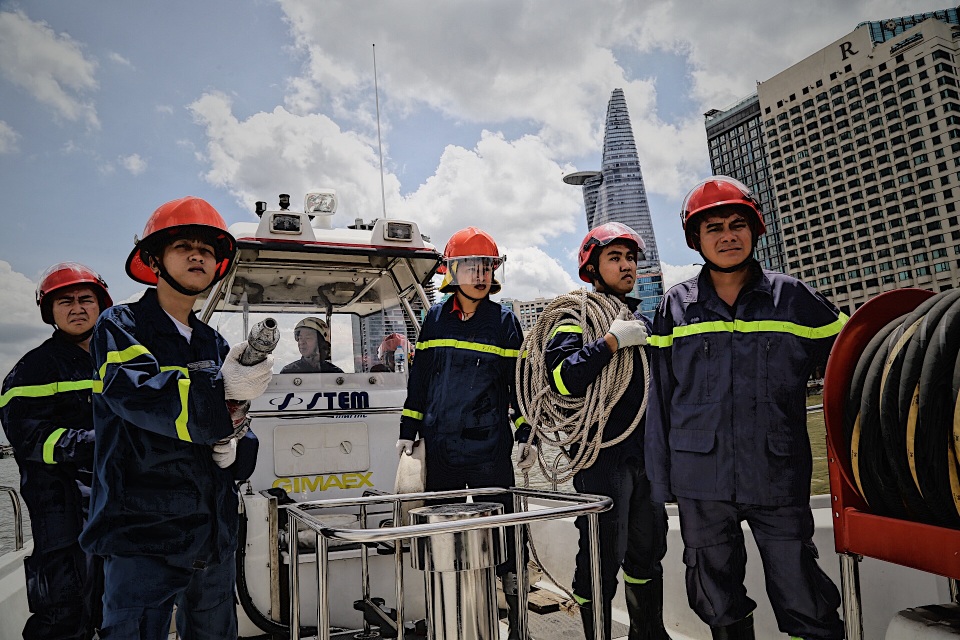 Người lính gần 30 năm lái tàu chữa cháy trên sông - 6 Người lính gần 30 năm lái tàu chữa cháy trên sông - 6