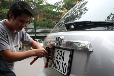Tăng phí đăng ký ôtô để giảm xe cá nhân... thiếu khả quan