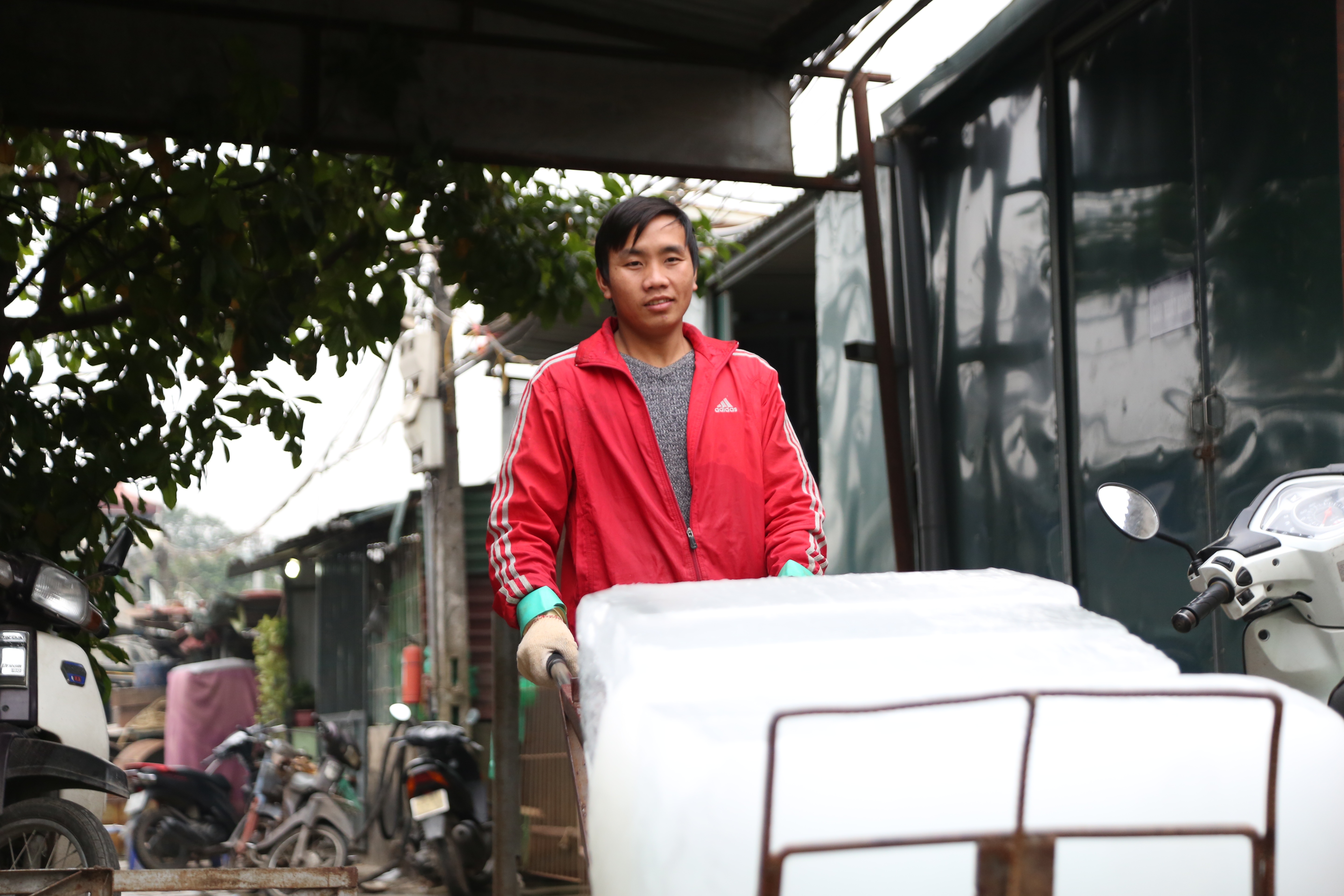 Hà Nội: Đông giá hơn 10 độ C, thợ nước đá vẫn miệt mài làm việc - 2