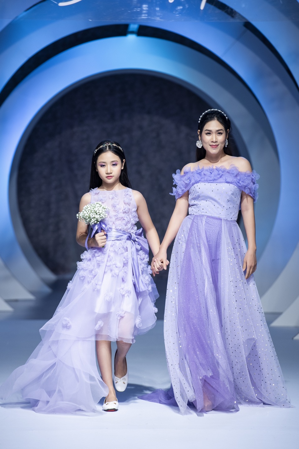 Quỳnh Búp bê Phương Oanh, BTV Hoài Anh cùng mỹ nhân chuyển giới catwalk - 13 Quỳnh Búp bê Phương Oanh, BTV Hoài Anh cùng mỹ nhân chuyển giới catwalk - 13