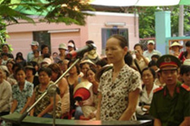 Phạt 3 năm tù "bà mẹ" dội nước sôi, bắt con đi ăn xin