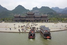 Hàng nghìn du khách đổ về chùa Tam Chúc đầu năm