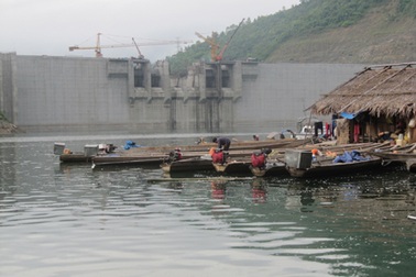 Thủy điện tích nước gây ngập trường học, nhà dân