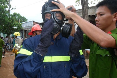 50 chiến sĩ công an khống chế con nghiện đòi đốt nhà tự tử 