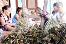 Người làm nghề thức thâu đêm làm thứ bánh "giết" sâu bọ