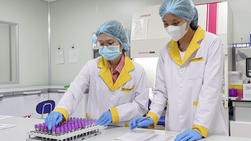 Một năm hoạt động của Ngân hàng Gen Liệt sĩ: 51.000 mẫu ADN và hành trình tri ân bằng khoa học - 2 Kỹ thuật viên phòng Lab của GeneStory triển khai tách chiết ADN góp phần lưu trữ kết quả vào hệ thống cơ sở dữ liệu quốc gia về dân cư (Ảnh: GeneStory).