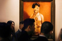 Xanh cổ vịt tái sinh trong triển lãm "Giai nhân sắc Việt" tại TPHCM