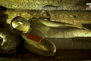 Bước chân vào khu hang động khổng lồ chứa hàng chục bức tượng Phật dát vàng