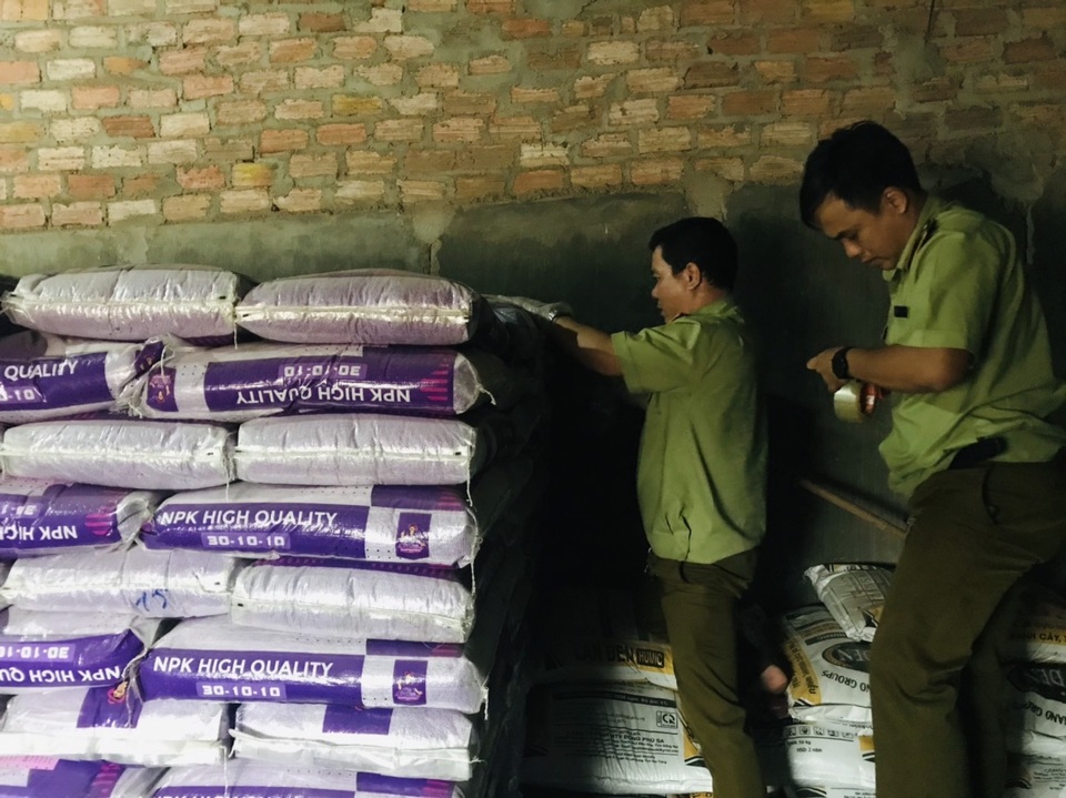 Phát hiện gần 10 tấn phân bón nhập khẩu quên nơi sản xuất - 1 Phát hiện gần 10 tấn phân bón nhập khẩu quên nơi sản xuất - 1