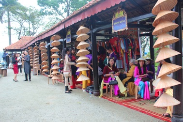 Độc đáo không gian “Vườn áo dài” bên dòng sông Hương