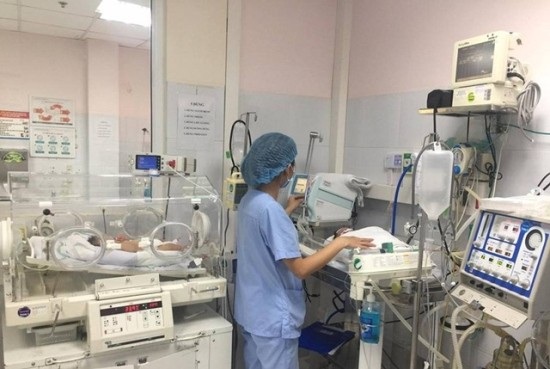 6 trẻ nhiễm khuẩn điều trị viện Nhi Trung ương được tiếp xúc với mẹ