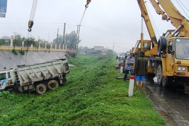 Xe container gây tai nạn chết người rồi bỏ trốn  