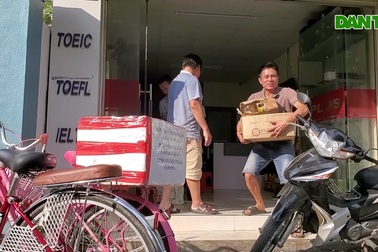 Hai người đàn ông khá giả đi nhặt ve chai, ít ai ngờ về mục đích