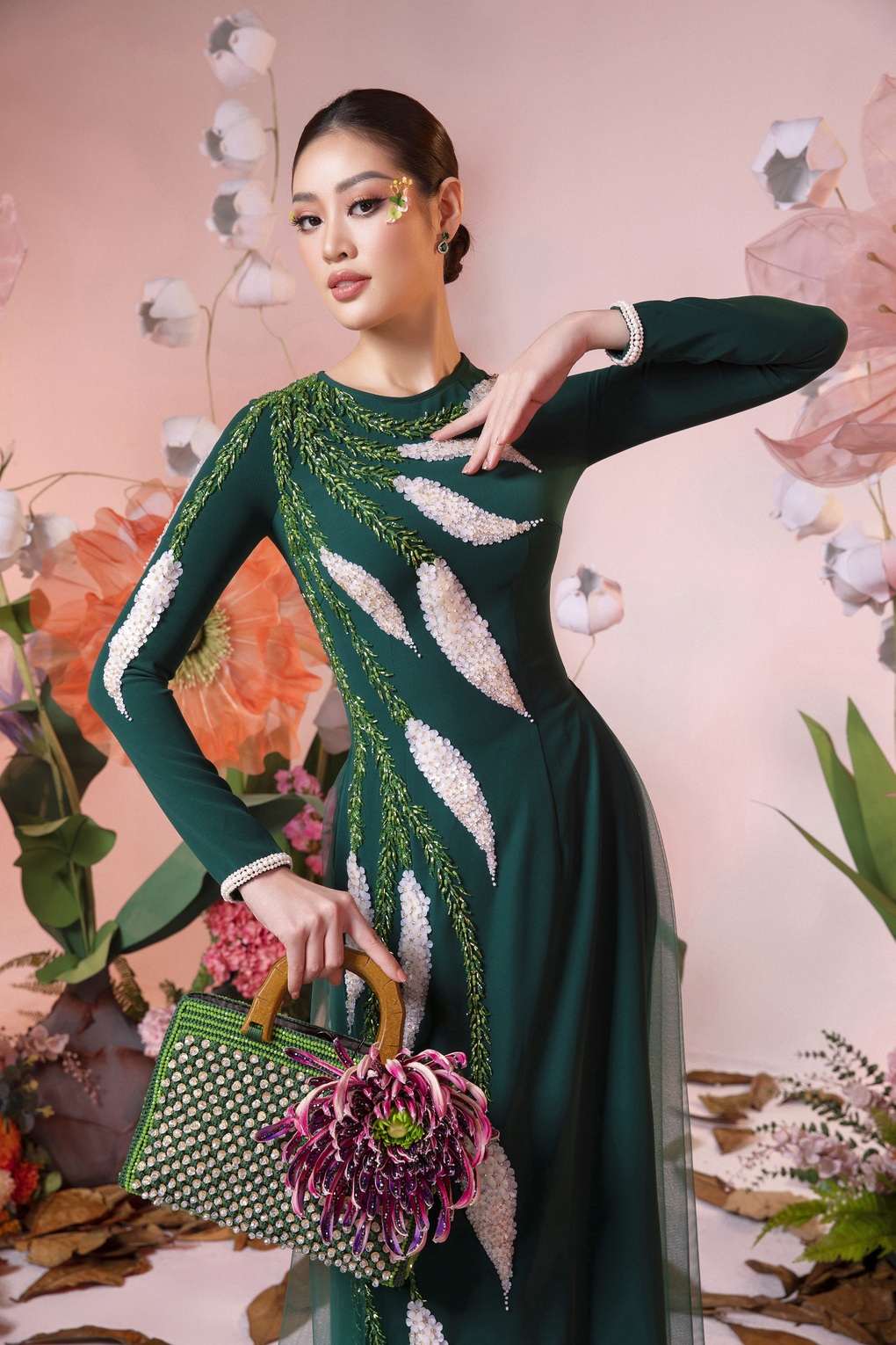 Hoa hậu Khánh Vân không đặt nặng cát-xê khi diễn áo dài cho NTK Minh Châu - 9 Hoa hậu Khánh Vân không đặt nặng cát-xê khi diễn áo dài cho NTK Minh Châu - 9