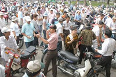 Náo loạn trước dinh Thống Nhất trong buổi tập huấn chứng khoán