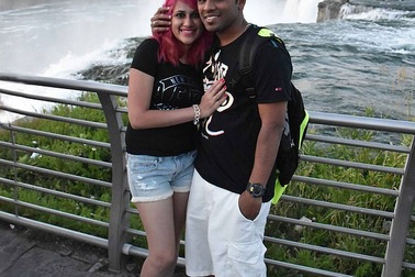 Cặp đôi blogger du lịch chết thảm vì mải chụp ảnh tự sướng