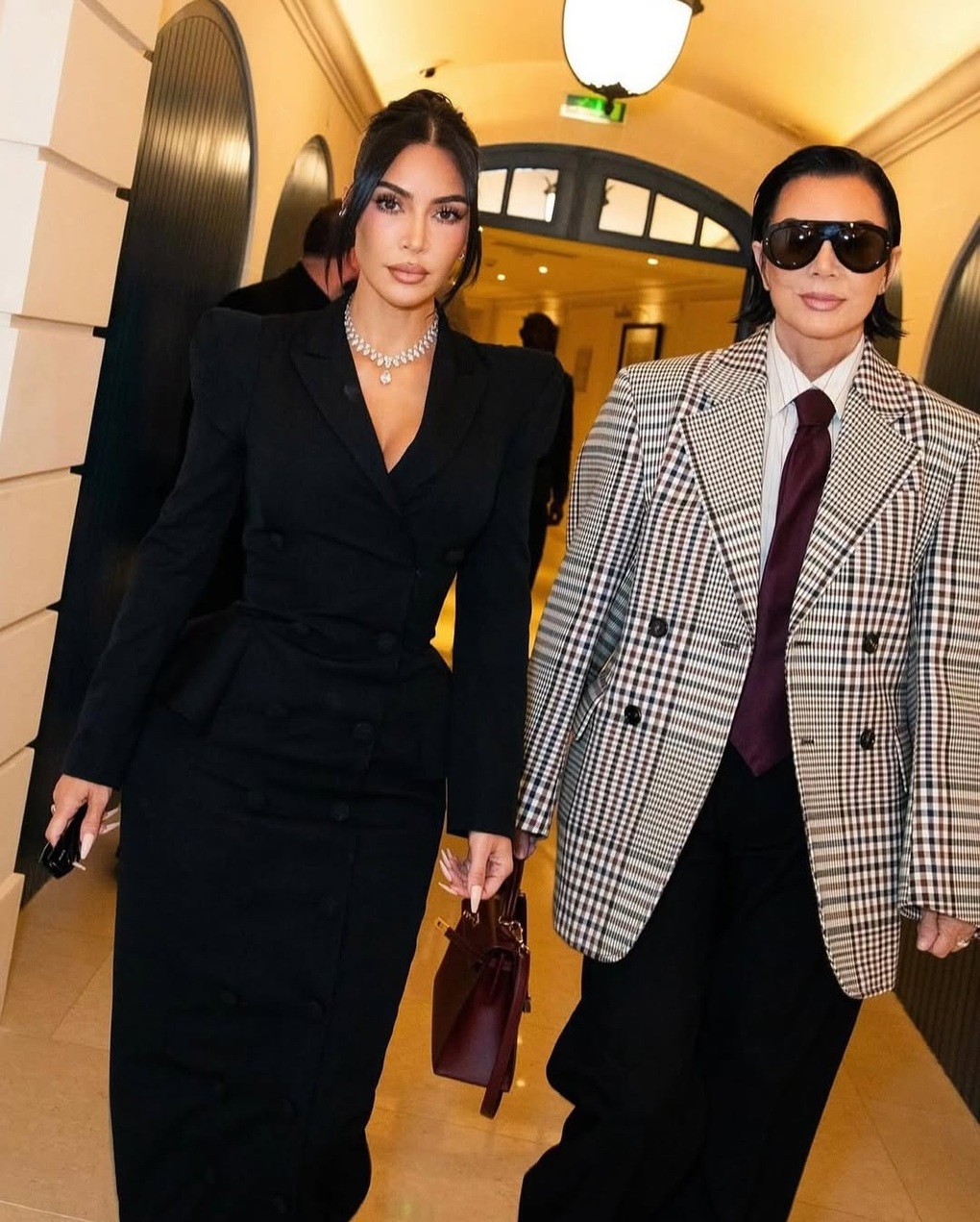 Kim Kardashian's mother is as young and beautiful as her daughter who is 25 years younger - 5 Mẹ của Kim Kardashian trẻ đẹp hệt như con gái kém 25 tuổi - 5