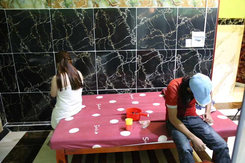 Bắt quả tang cơ sở massage kích dục vẫn đón khách giữa mùa dịch Covid-19 - 1 Bắt quả tang cơ sở massage kích dục vẫn đón khách giữa mùa dịch Covid-19 - 1