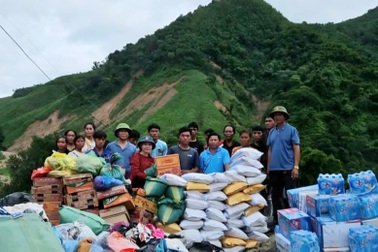 Người dân vùng lũ chia sẻ hàng cứu trợ với nhân dân nước bạn Lào