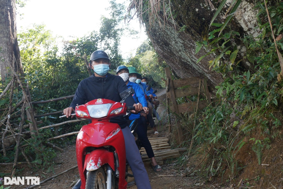 Bản nghèo nơi biên cương mong bạn đọc Dân trí giúp xây cầu vượt suối dữ - 4 Bản nghèo nơi biên cương mong bạn đọc Dân trí giúp xây cầu vượt suối dữ - 4
