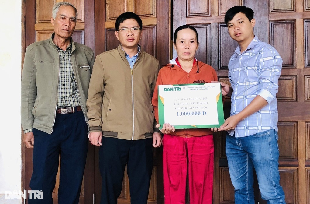 Trao quà của Bộ LĐ-TBXH tới 30 hoàn cảnh khó khăn - 13 Trao quà của Bộ LĐ-TBXH tới 30 hoàn cảnh khó khăn - 13