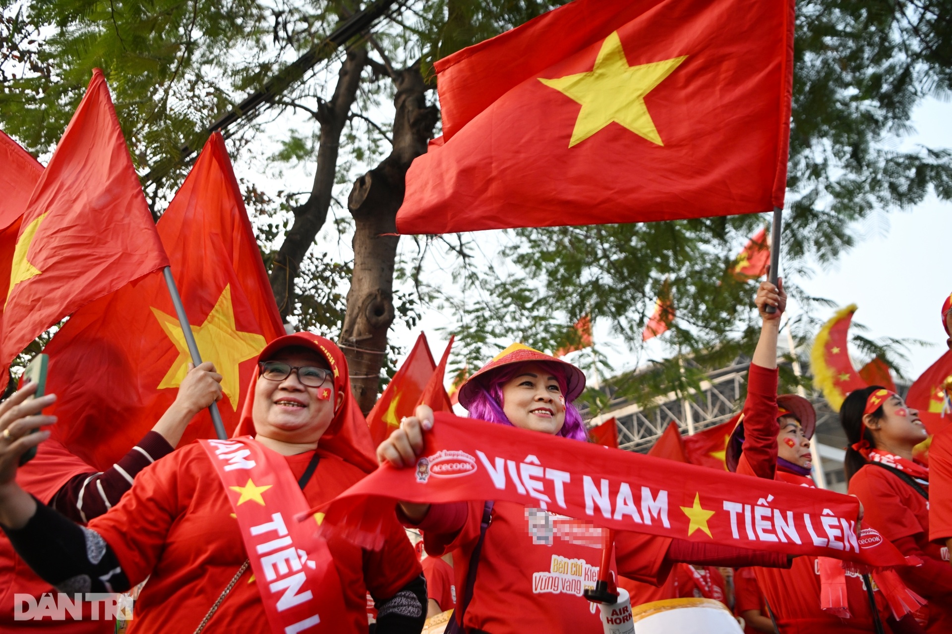 Cổ động viên vượt hàng trăm cây số đi từ sáng sớm cổ vũ tuyển Việt Nam - 2 Cổ động viên vượt hàng trăm cây số đi từ sáng sớm cổ vũ tuyển Việt Nam - 2