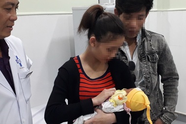 Người mẹ trẻ nhận lại con sau 10 ngày bỏ rơi