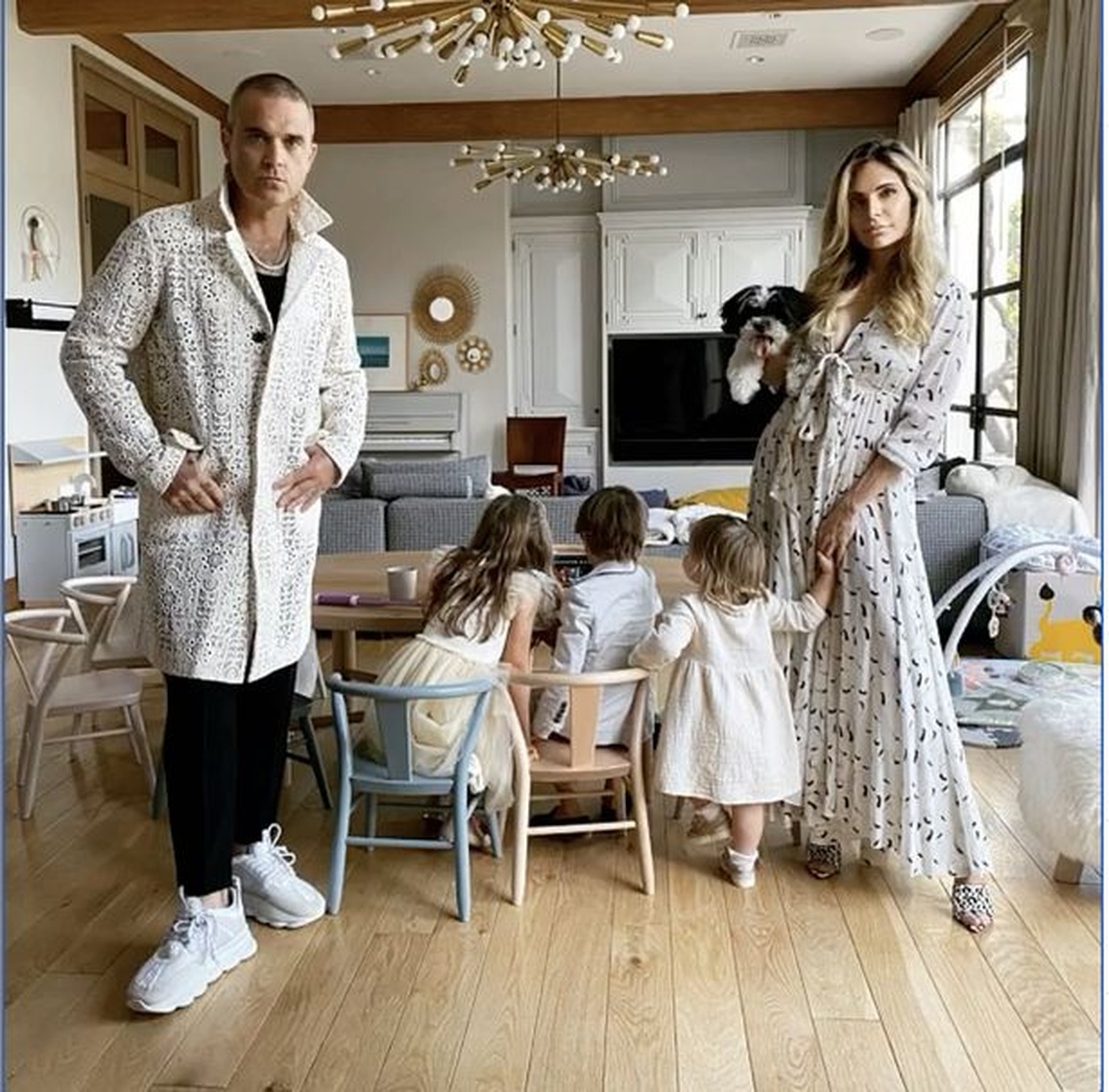 Robbie Williams bán hết nhà cửa, không biết sống ở đâu bây giờ... - 2 Robbie Williams bán hết nhà cửa, không biết sống ở đâu bây giờ... - 2