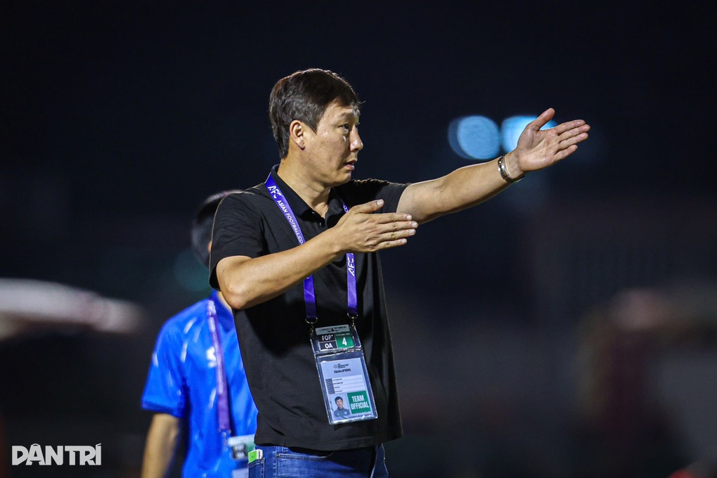 Trenér Kim Sang Sik: Hřiště je špatné, takže vietnamský tým nemůže vstřelit mnoho gólů - 1 HLV Kim Sang Sik: Mặt sân xấu nên tuyển Việt Nam không thể ghi nhiều bàn - 1