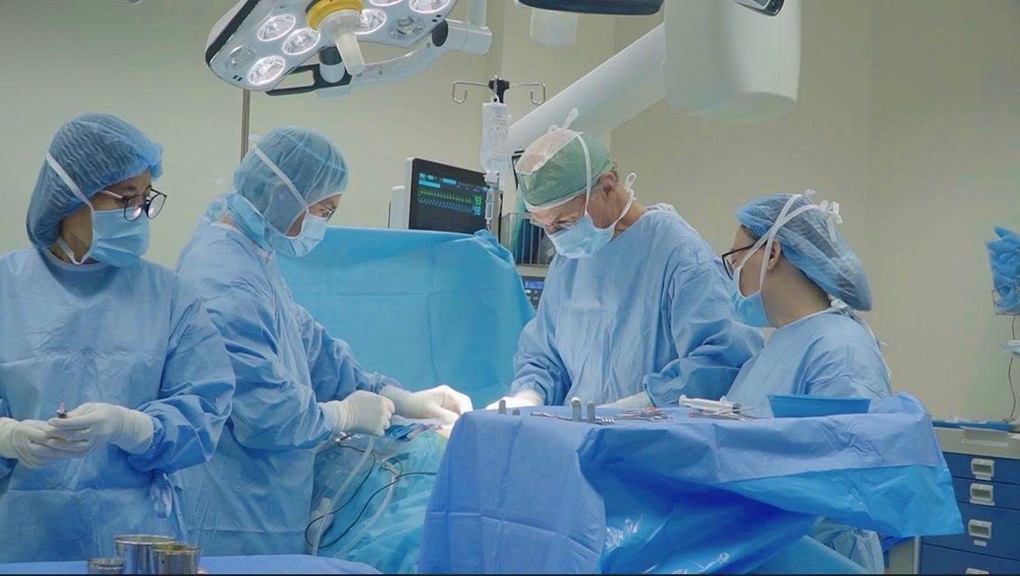 GS.BS người Mỹ tái tạo diện mạo mới cho bé trai mắc u sợi thần kinh phức tạp - 1 GS.BS người Mỹ tái tạo diện mạo mới cho bé trai mắc u sợi thần kinh phức tạp - 1