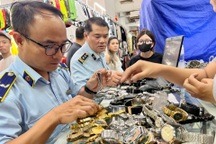 Những bí mật đằng sau các món hàng "giá hời" tại Saigon Square bị lật tẩy