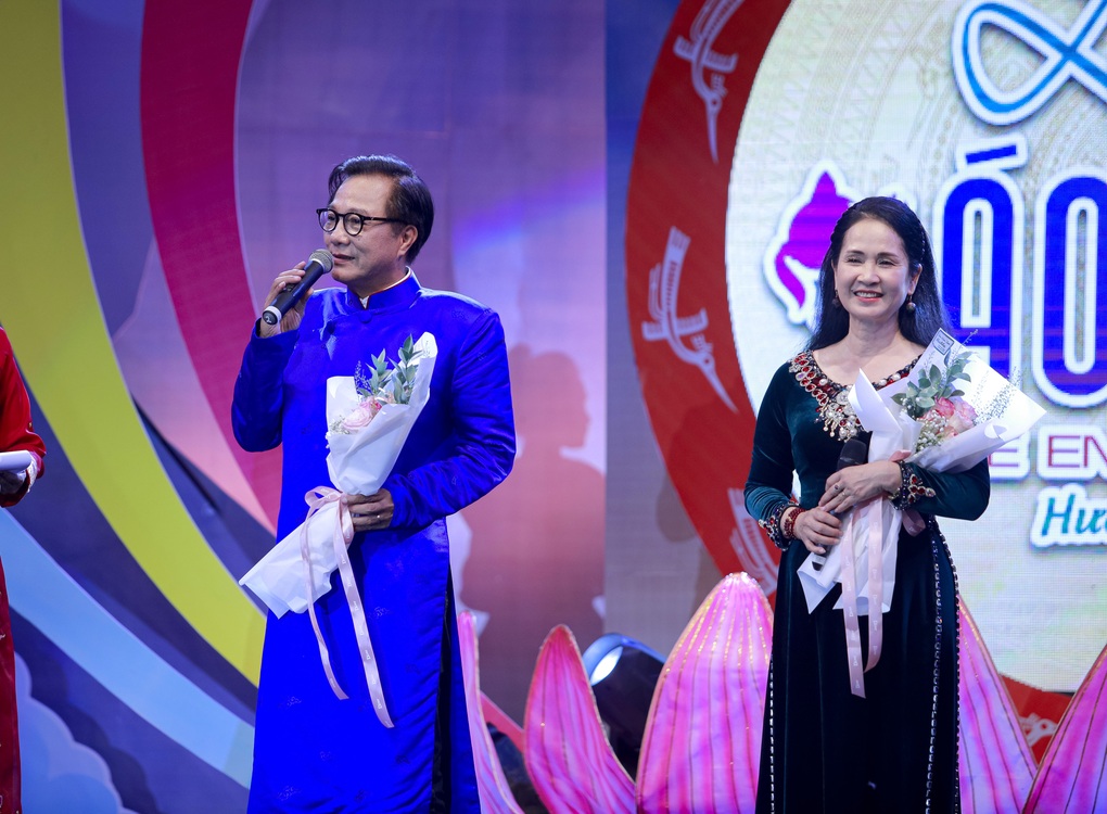 Đạo diễn Huy Lio luôn mời các nghệ sĩ gạo cội tham gia các chương trình của mình, nhằm định hướng nghệ thuật nghiêm túc cho trẻ em (2).jpg (2).jpg