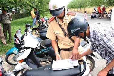 Đi thăm thầy cô, “tranh thủ” tổ chức đua xe